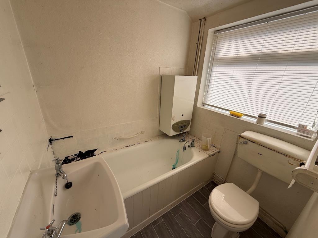 Lot: 90 - ESTABLISHED MID-TERRACE HOUSE FOR IMPROVEMENT - Ground floor bathroom with window to the side